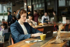 Sony WH-1000XM4 Zwart + BlueBuilt Quick Charge Oplader Met Usb A Poort 18W Zwart -Samsung || APPLE || Google Winkel 1462441