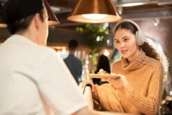 Sony WH-1000XM4 Zilver + BlueBuilt Quick Charge Oplader Met Usb A Poort 18W Zwart -Samsung || APPLE || Google Winkel 1462493 1