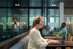 Philips TAH8506 Zwart + BlueBuilt Quick Charge Oplader Met Usb A Poort 18W Zwart -Samsung || APPLE || Google Winkel 1795714 1