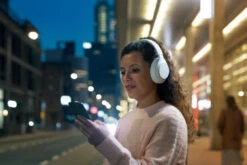 Philips TAH8506 Wit + BlueBuilt Quick Charge Oplader Met Usb A Poort 18W Zwart -Samsung || APPLE || Google Winkel 1795746