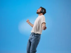 Sennheiser Momentum Wireless 4 Zwart + Bluebuilt Oplader 29 Sennheiser Momentum Wireless 4 Zwart + Bluebuilt Oplader -Samsung || APPLE || Google Winkel 1796329 1