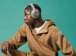 Fresh 'n Rebel Clam 2 ANC Beige + BlueBuilt Quick Charge Oplader Met Usb A Poort 18W Zwart -Samsung || APPLE || Google Winkel 1877668 1