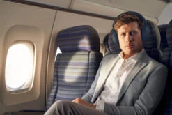 Sony WH-1000XM5 Blauw + BlueBuilt Quick Charge Oplader Met Usb A Poort 18W Zwart -Samsung || APPLE || Google Winkel 1903400