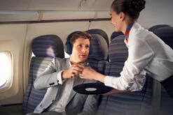 Sony WH-1000XM5 Blauw + BlueBuilt Quick Charge Oplader Met Usb A Poort 18W Zwart -Samsung || APPLE || Google Winkel 1903401