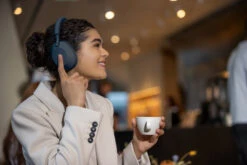 Sony WH-1000XM5 Blauw + BlueBuilt Quick Charge Oplader Met Usb A Poort 18W Zwart -Samsung || APPLE || Google Winkel 1903410