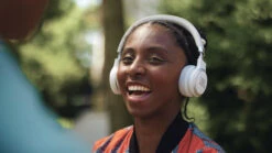 JBL Live 670NC Wit + BlueBuilt Quick Charge Oplader Met Usb A Poort 18W Zwart -Samsung || APPLE || Google Winkel 1962433